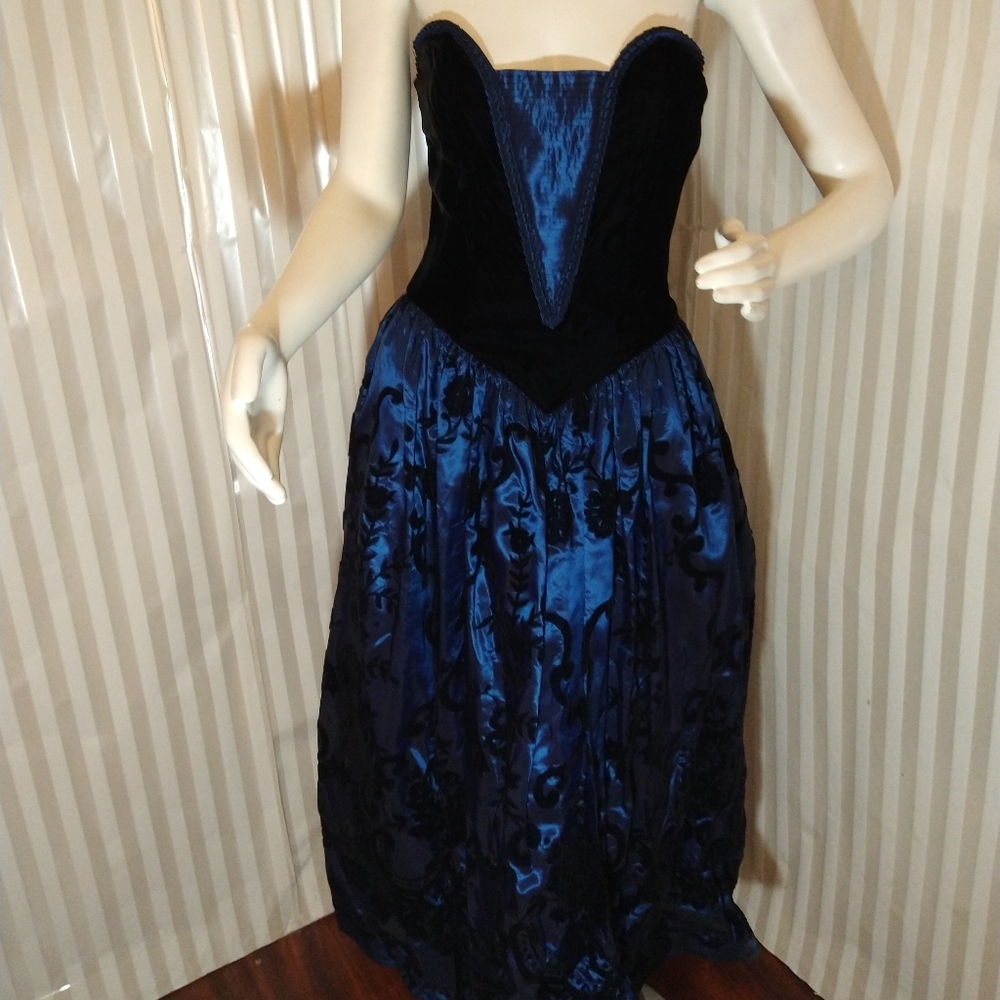 Scott McClintock queen dress